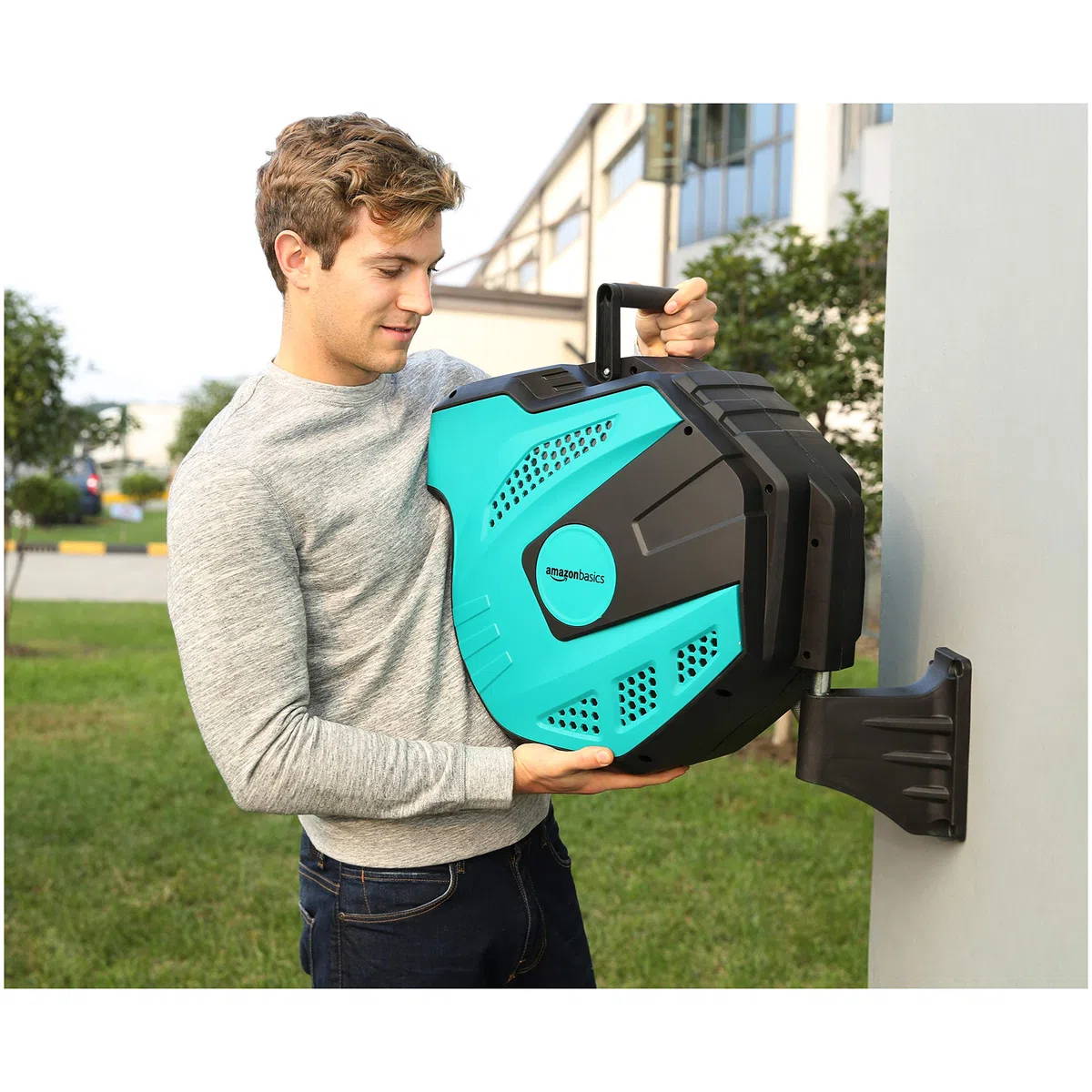 Amazon Basics Enrouleur automatique à fixation murale avec tuyau, 25 m, Verte