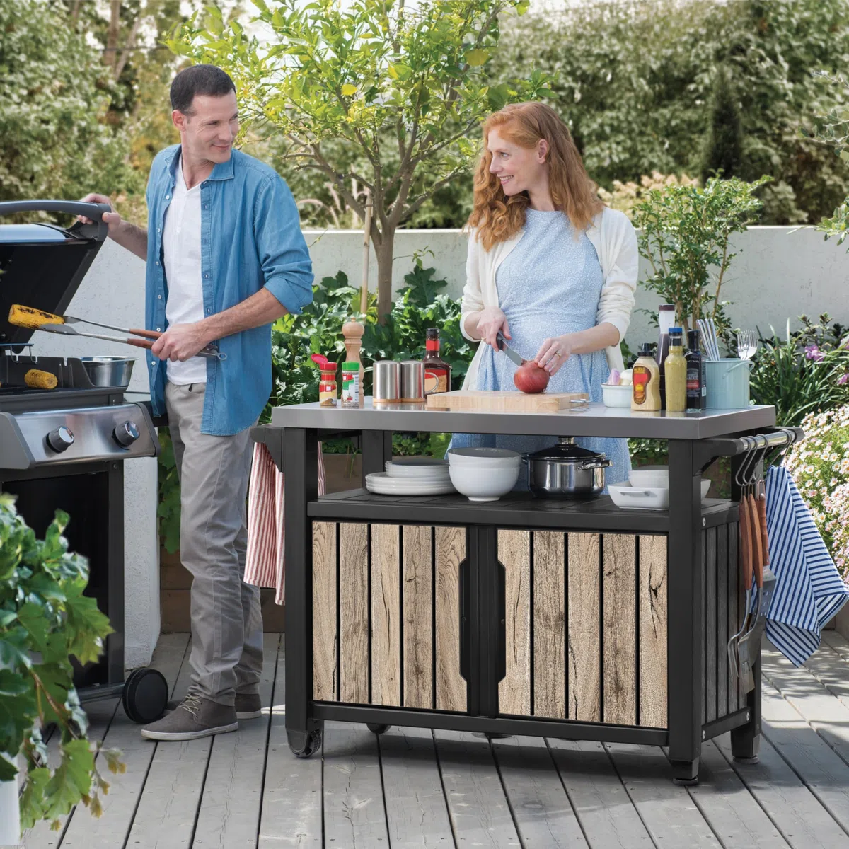 Keter Table de barbecue Unity XL | Table de service aspect bois de pin | 298 litres | avec plateau en acier inoxydable, portes, surface de rangement, suspensions, porte-rouleau d'essuie-tout de
