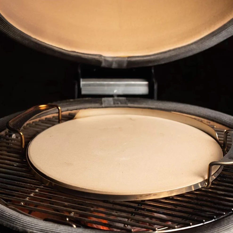 Onlyfire Pierre à Pizza 33.5 cm avec Support de Poignée pour Barbecue, Planche Plaque à Pizza, Cordiérite, Pierre de Cuisson, Accessorie pour Weber et Kamado, Remplacement pour Weber 8836, 8861