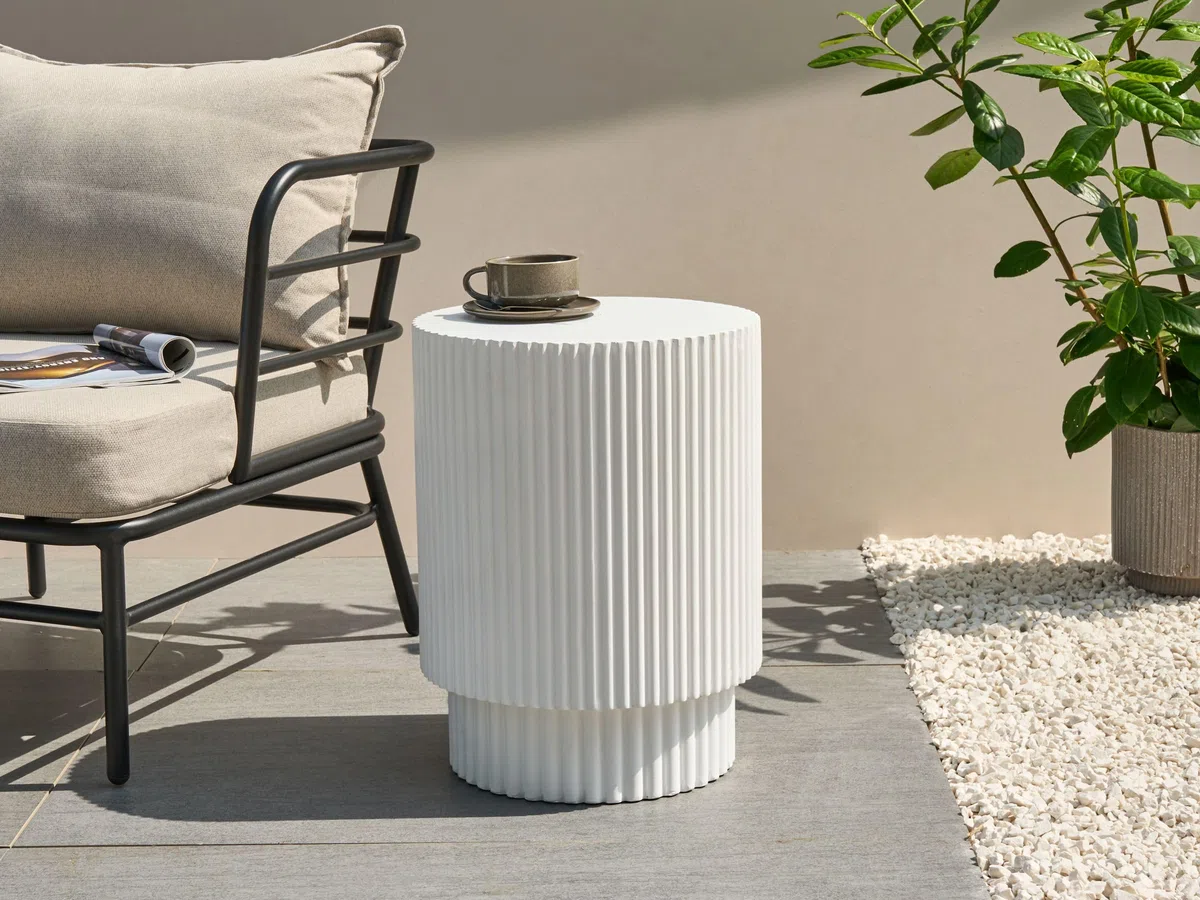 Beliani Table d'Appoint Striée Moderne MgO Ronde Résistante aux UV et aux Taches Blanche Biccari