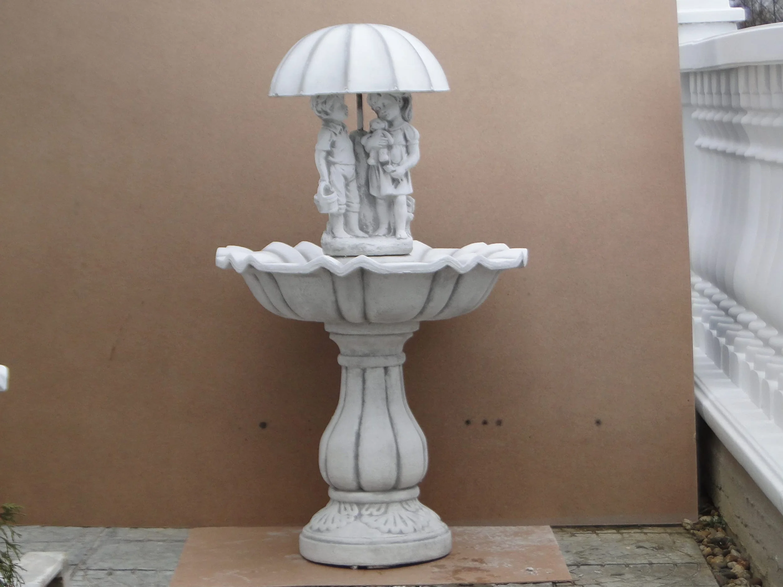 Grande fontaine d'extérieur en pierre blanche reconstituée – Résistante aux intempéries, décorative, fontaine d'eau pour enfants avec parapluie