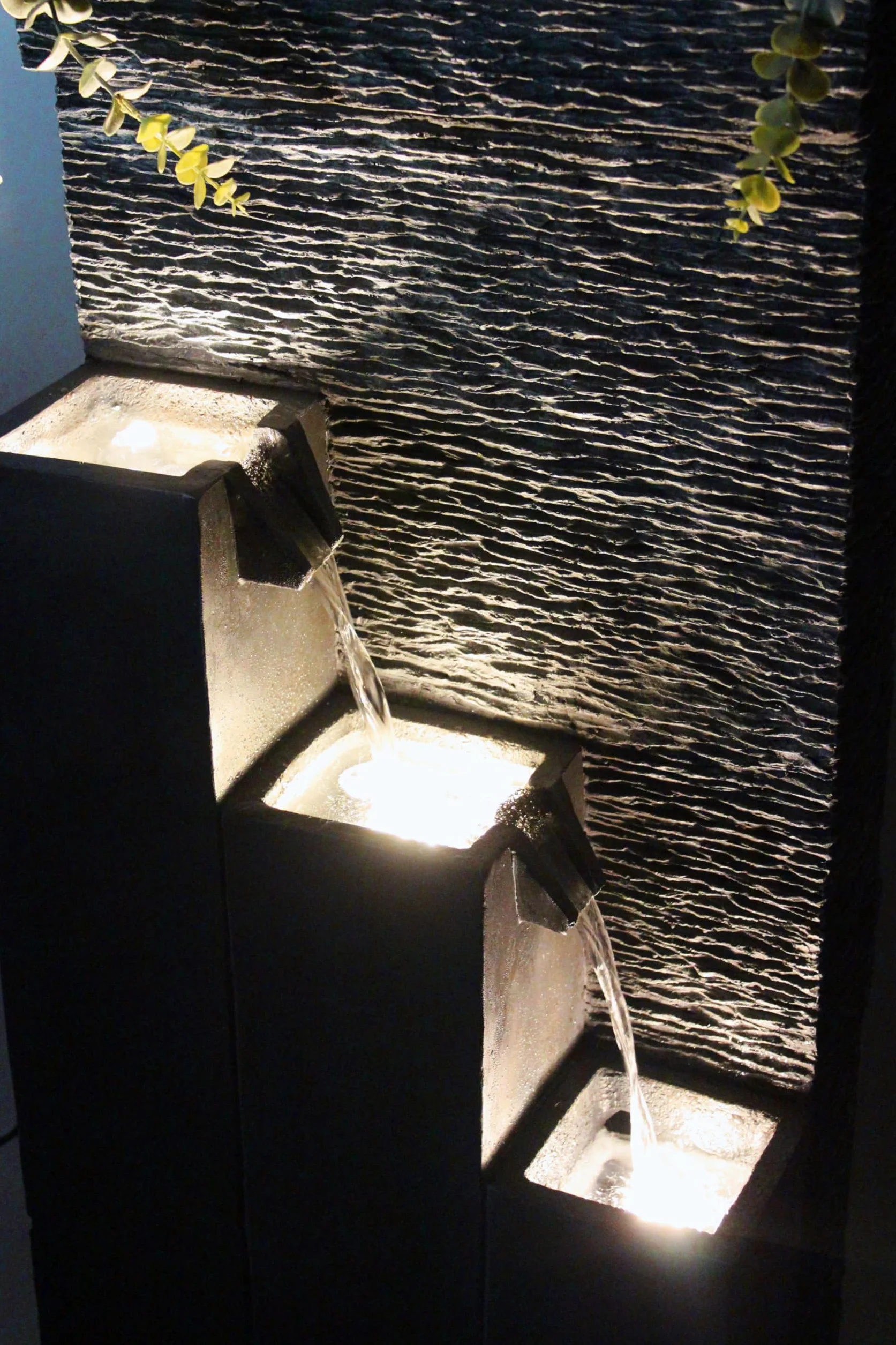 BK846 Grande fontaine avec lumières LED Fontaine de jardin avec bassins décoratifs cascade (101 x 43 x 25,5 cm)