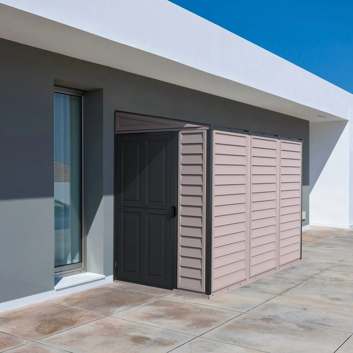 Duramax SideMate PLUS 4 x 8 (2.91 m²) abri de jardin en plastique avec kit de fondation en métal, porte réversible, structure de toit en métal robuste, abri en vinyle sans entretien, Gris foncé/ Adobe