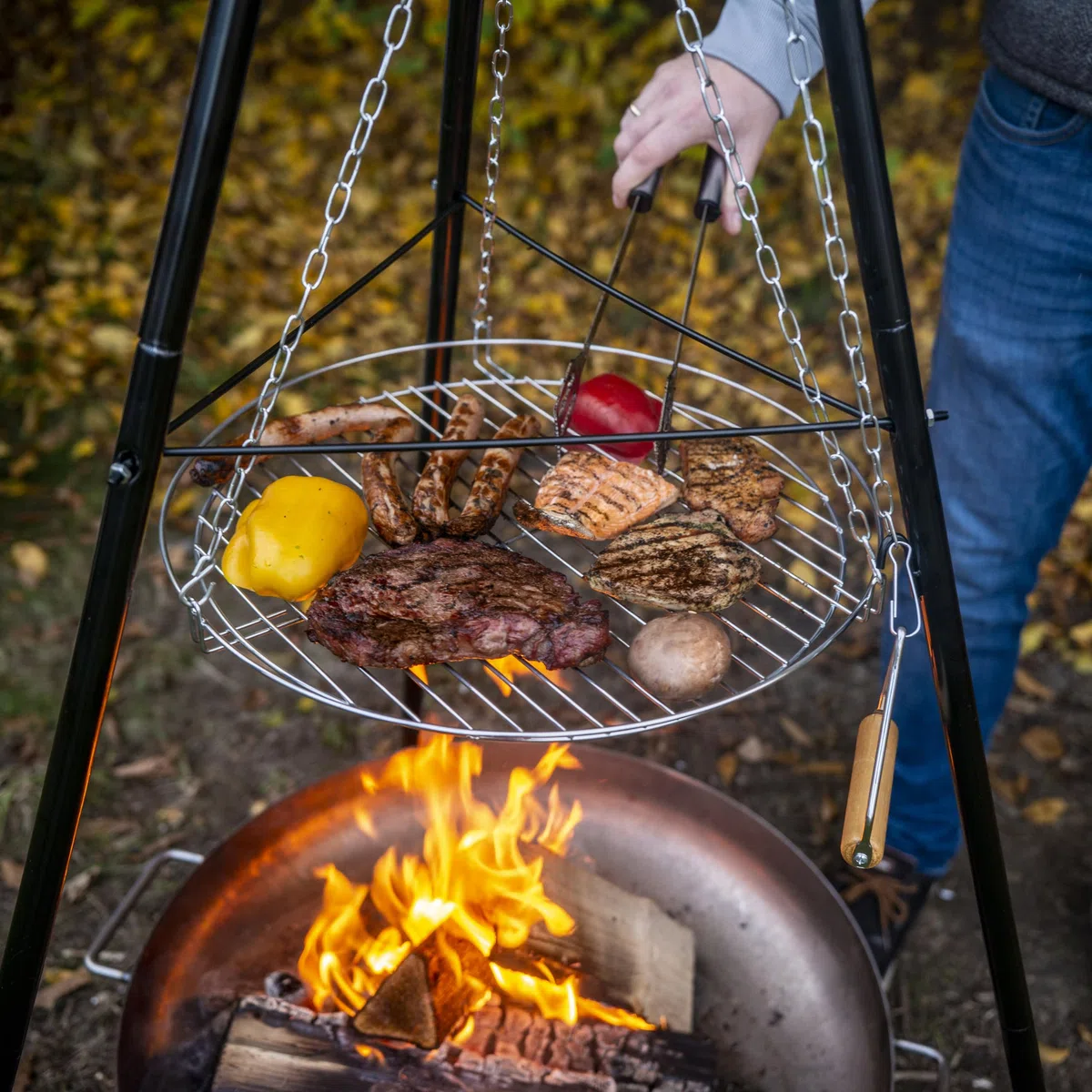 Barbecue Suspendu sur Trépied avec Marmite en Fonte et Grille de Cuisson 46 cm, Brasero 50 cm, Chaîne 150 cm, Charbon de Bois