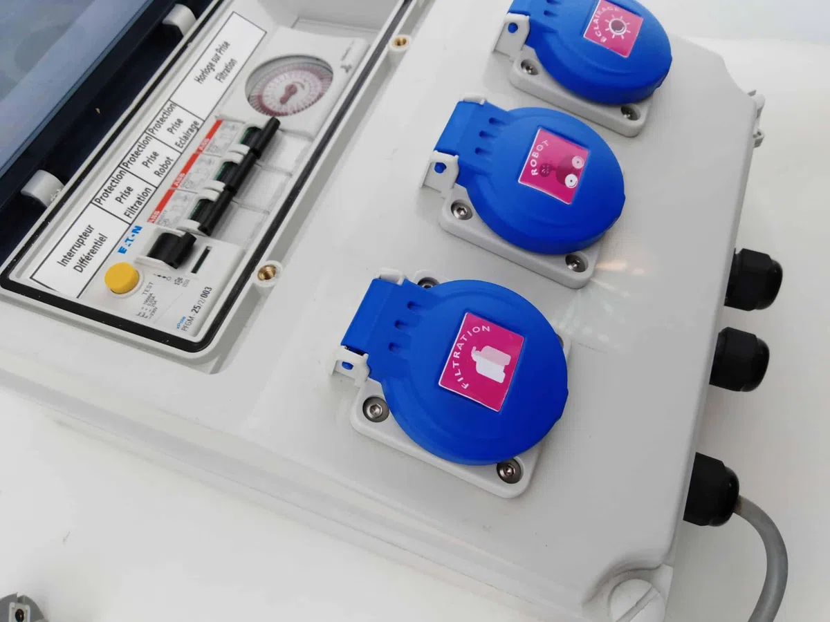 EDENEA - Coffret Electrique Piscine sur Prises - Pompe Filtration+Robot Piscine+Projecteur LED - Protection 30mA - Horloge - Idéal pour Piscine Hors Sol