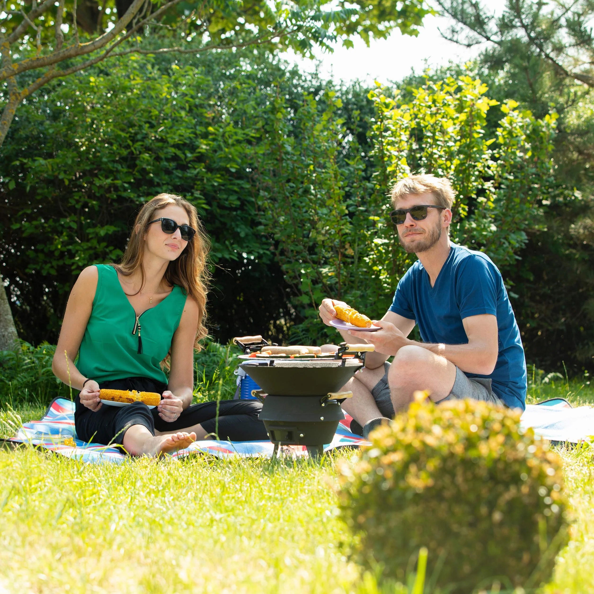 Relaxdays Baril de Barbecue en Fonte de Fer, Foyer réglable en Hauteur, aération, pour Charbon, HlP 40x45x36cm. Noir