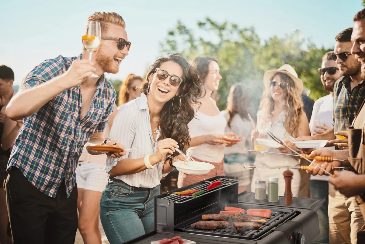 Stagecaptain EBBQ-2000 Grill Électrique 2000W 3en1 - Table/Pied, Grille & Plaque, Intérieur/Extérieur, Antiadhésif, Bac à Graisses, Réglage Continu.