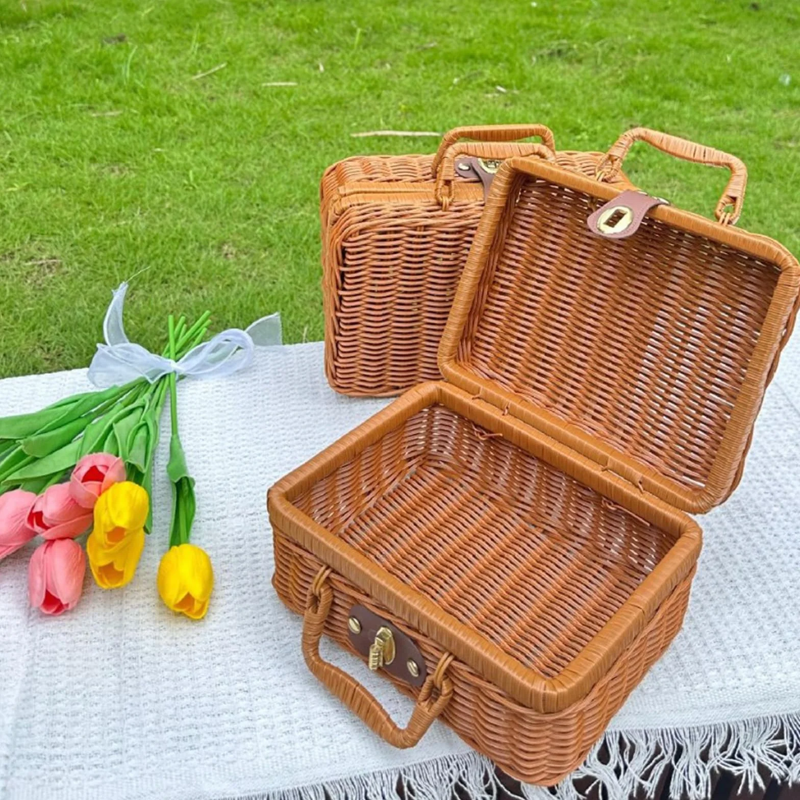 Rétro Panier de Pique Nique Tissée, 35×24×12cm Valise en Rotin, Panier de Pique-Nique Osier avec Poignées et Serrure en Métal pour Camping en Plein Air, Accessoire Photo(L-Brun)