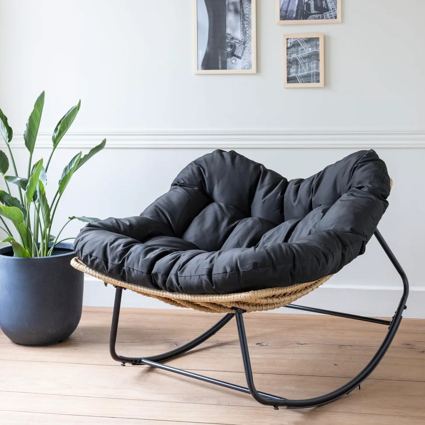 Happy Garden Fauteuil à Bascule Extérieur en Rotin Synthétique avec Coussin Noir - Résistant aux Intempéries - Confortable et Design - Cinta
