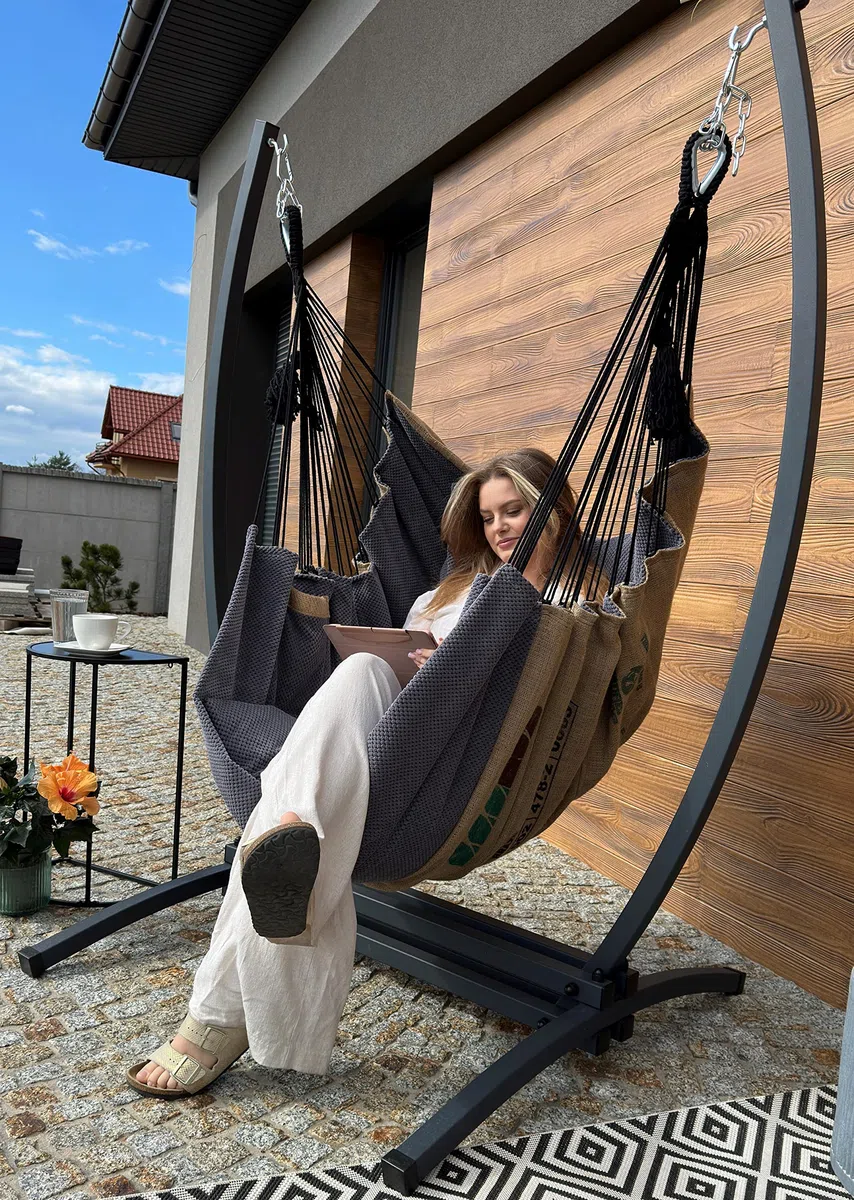 Izabell Fauteuil suspendu avec structure en acier et grands coussins – Chaise à bascule et hamac XXL pour intérieur et extérieur – fabriqué à partir de sacs en toile de jute de torréfacteurs de café