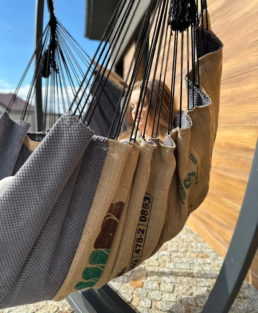 Izabell Fauteuil suspendu avec structure en acier et grands coussins – Chaise à bascule et hamac XXL pour intérieur et extérieur – fabriqué à partir de sacs en toile de jute de torréfacteurs de café