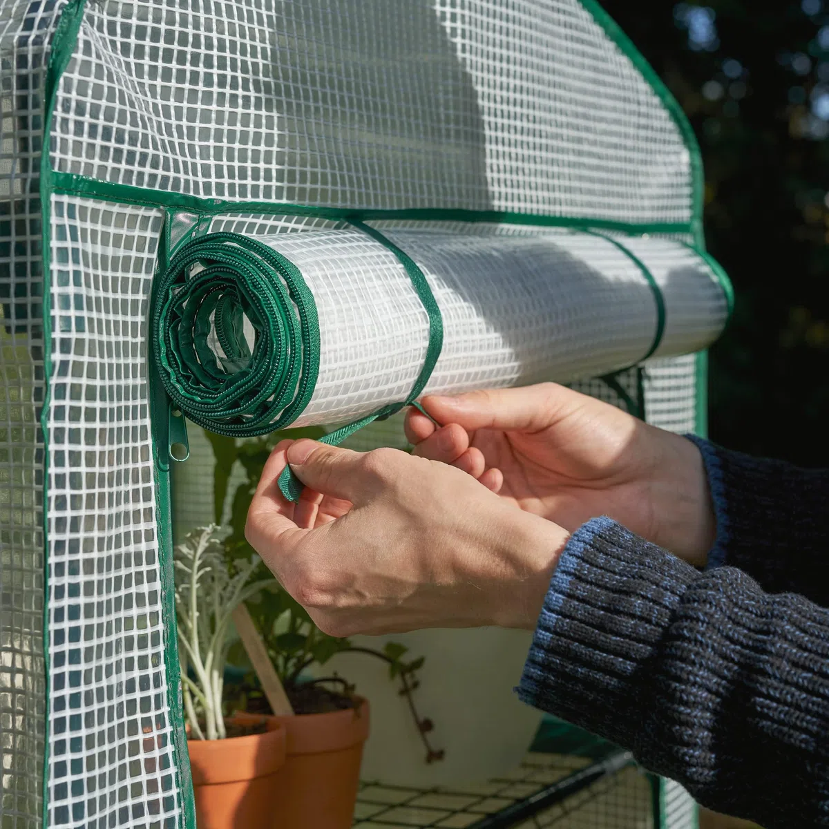 BRAMBLE Serre de Jardin pour Balcon, Intérieur & Extérieur avec 4 Étagères (10kg Poids Max par Étagère), Châssis en Acier & Bâche en PVC Renforcée Résistante - Solide & Facile à Monter - 160x69x49cm
