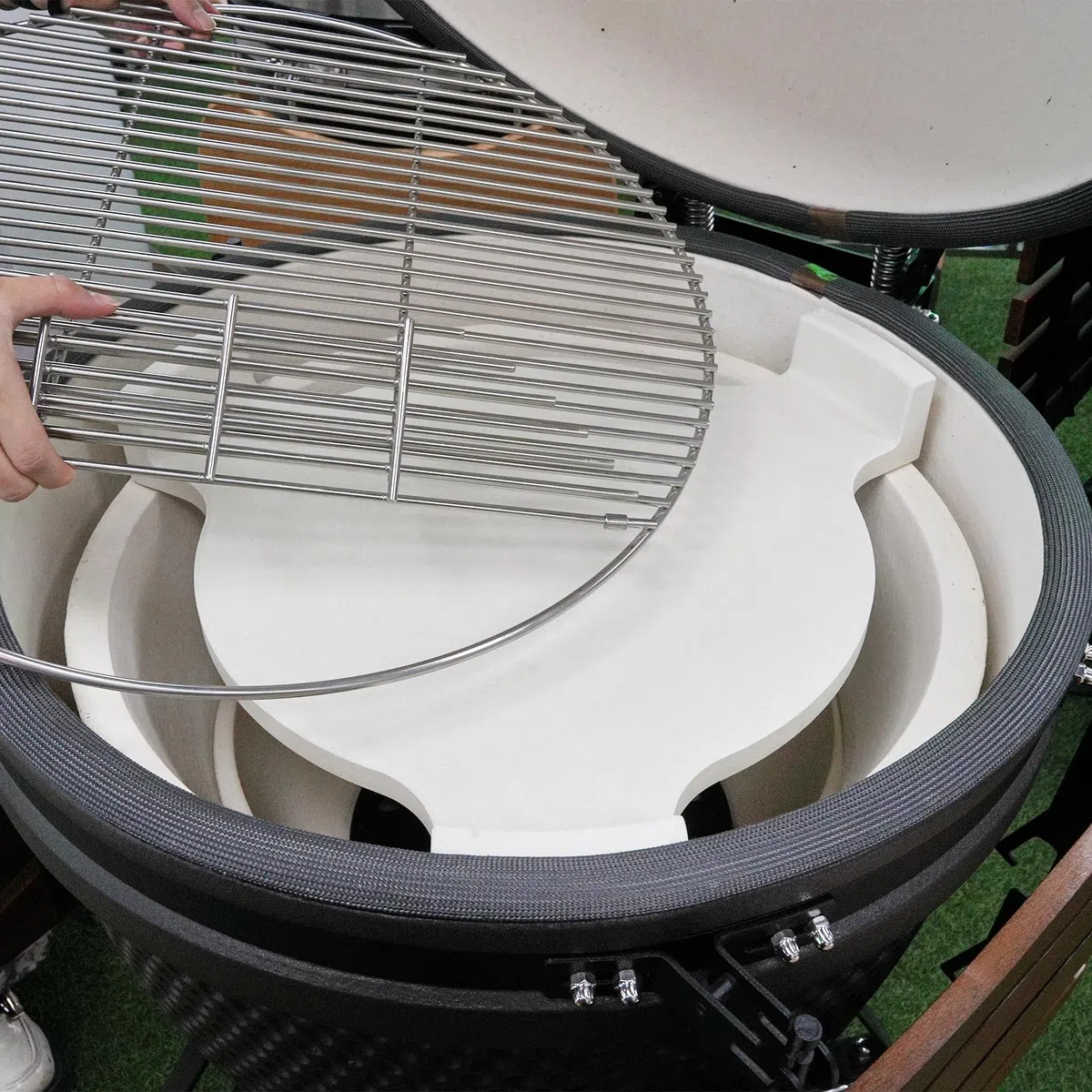 Pierre à pizza et déflecteur de chaleur pour accessoires Kamado - Conveggtor en céramique extra épais avec 3 pieds - Déflecteur de barbecue et pierre de cuisson pour pizza, pain et barbecue