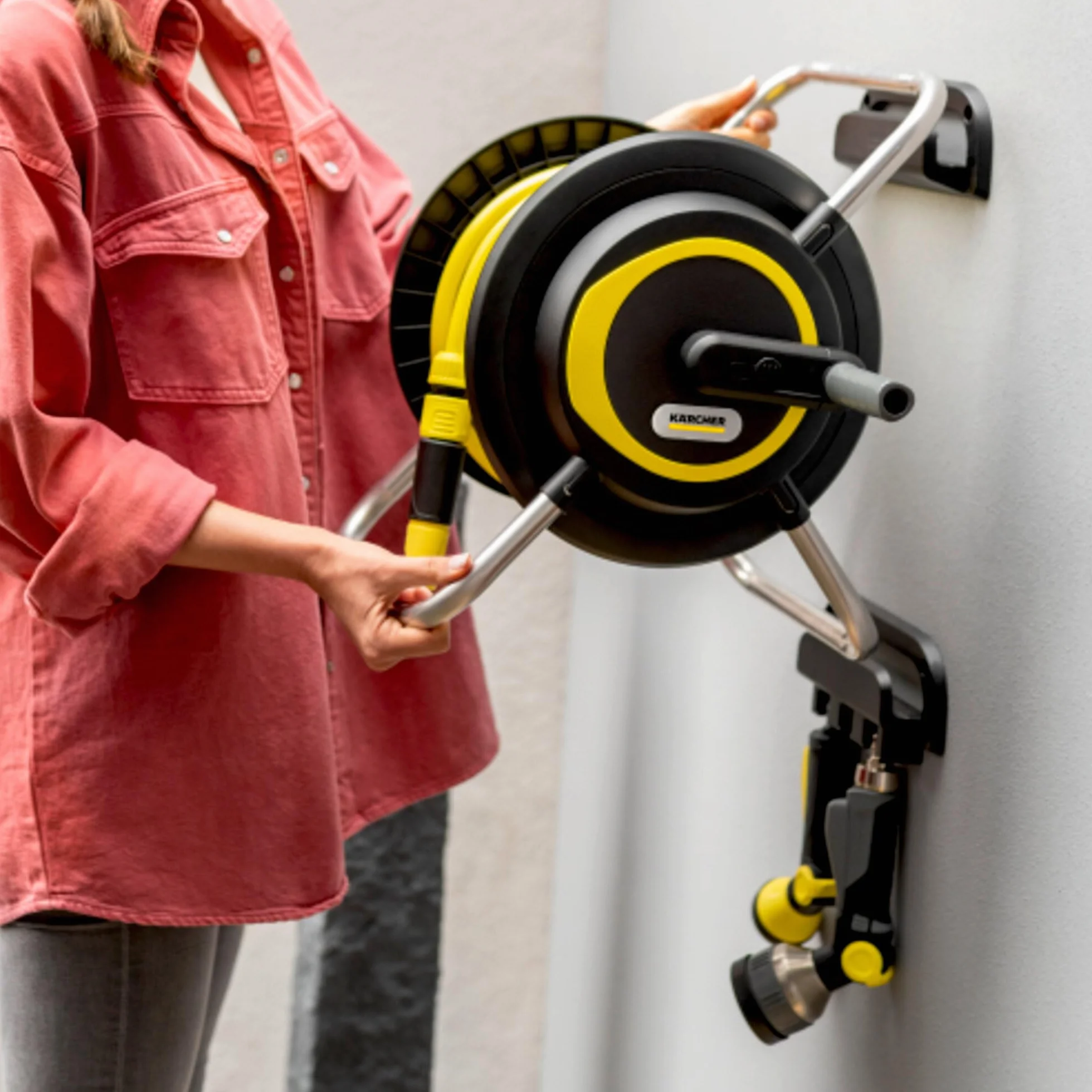 Kärcher Support de tuyau HR 4.30 : flexible, rangement facile au mur et pour une utilisation mobile dans le jardin, support de seringue, tuyau de 30 m et accessoires, noir