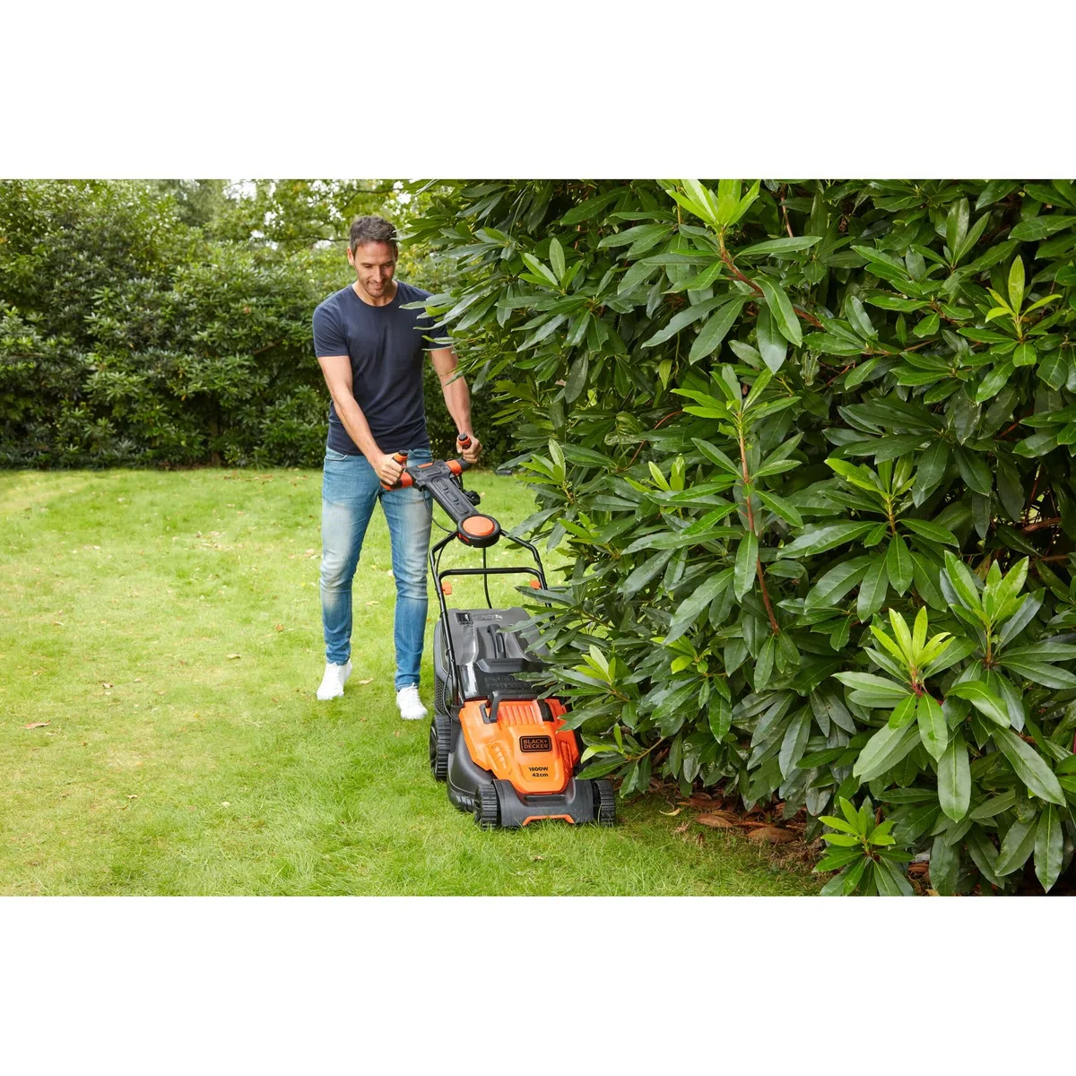BLACK+DECKER Tondeuse Filaire 1800W, Tondeuse à Gazon Electrique 42 cm, 6 hauteurs réglables 20, 30, 40, 50, 60 et 70 mm, Tondeuse avec Poignée EASYSTEER 3 Positions, BEMW481ES-QS