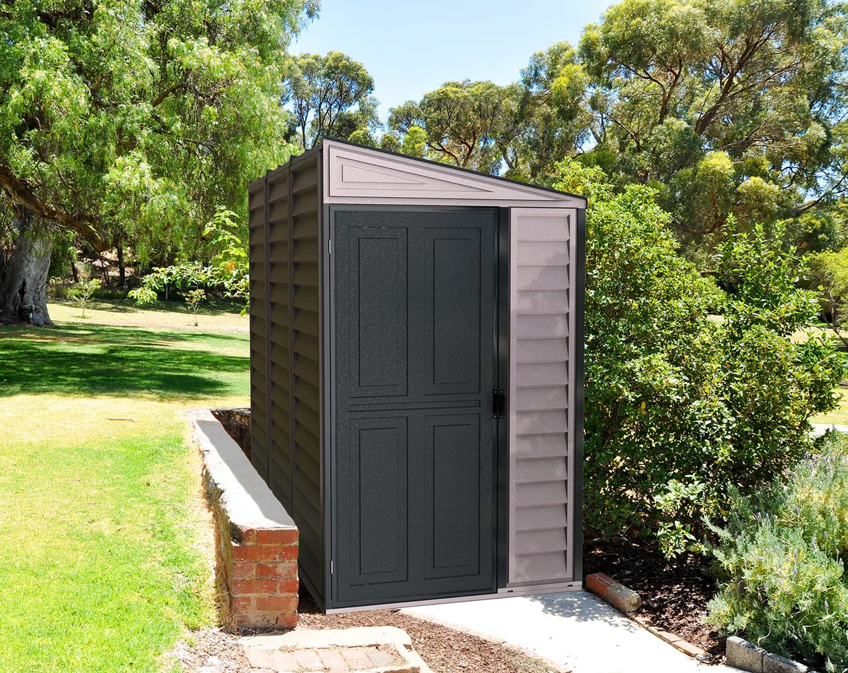Duramax SideMate PLUS 4 x 8 (2.91 m²) abri de jardin en plastique avec kit de fondation en métal, porte réversible, structure de toit en métal robuste, abri en vinyle sans entretien, Gris foncé/ Adobe