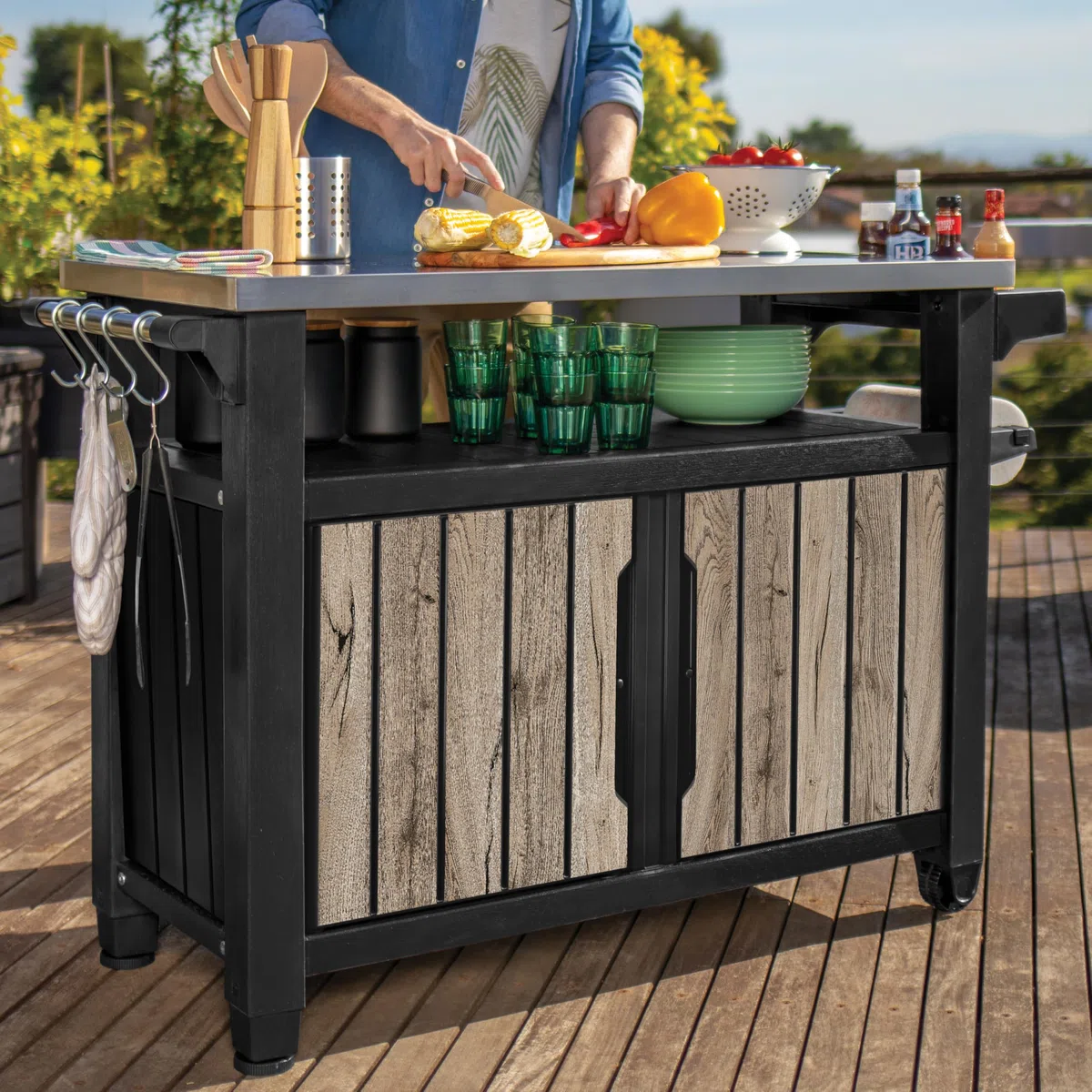 Keter Table de barbecue Unity XL | Table de service aspect bois de pin | 298 litres | avec plateau en acier inoxydable, portes, surface de rangement, suspensions, porte-rouleau d'essuie-tout de