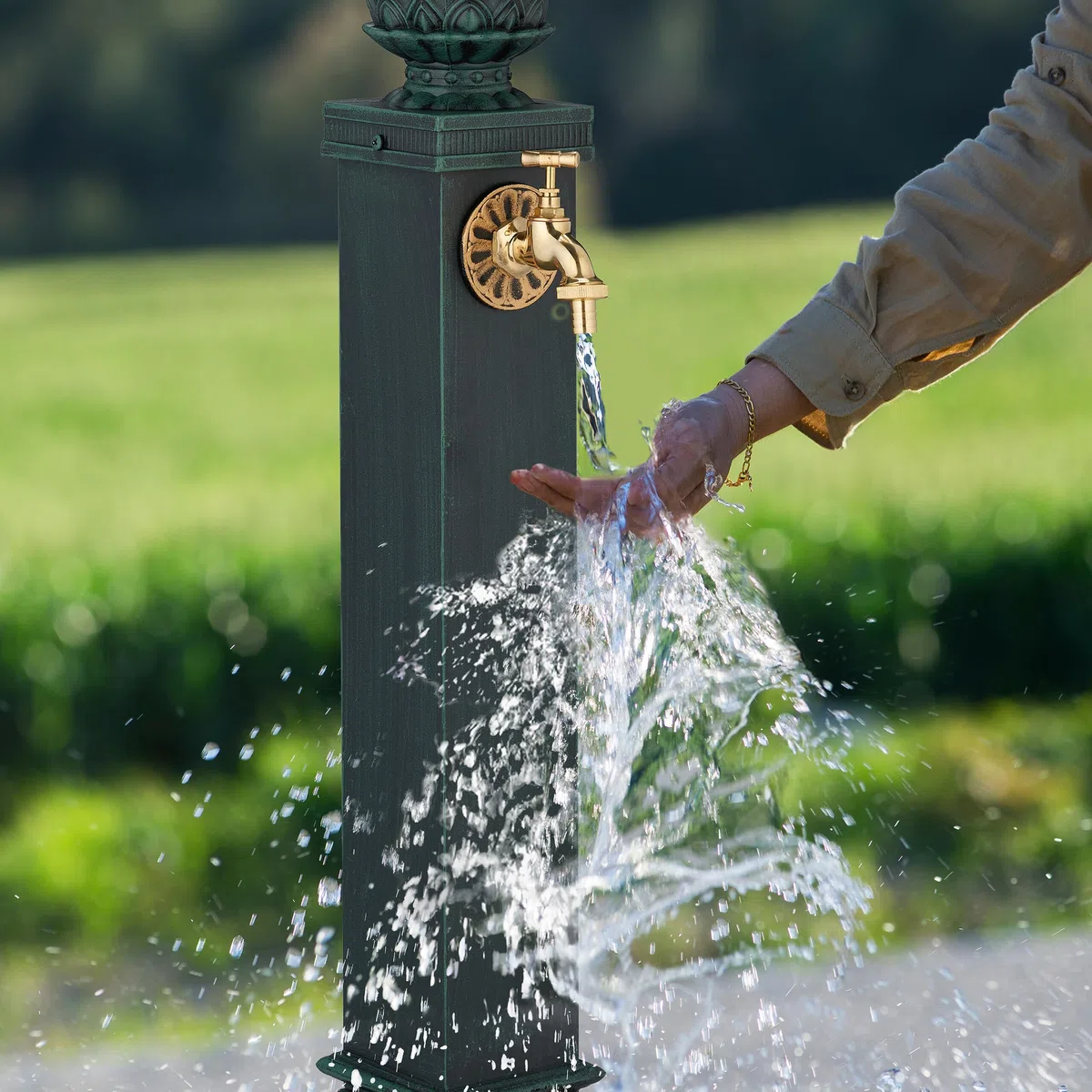Relaxdays Fontaine extérieure pour Le Jardin ou la terrasse, Robinet doré, H x L x P : 80 x 18,5 x 22 cm, Verte