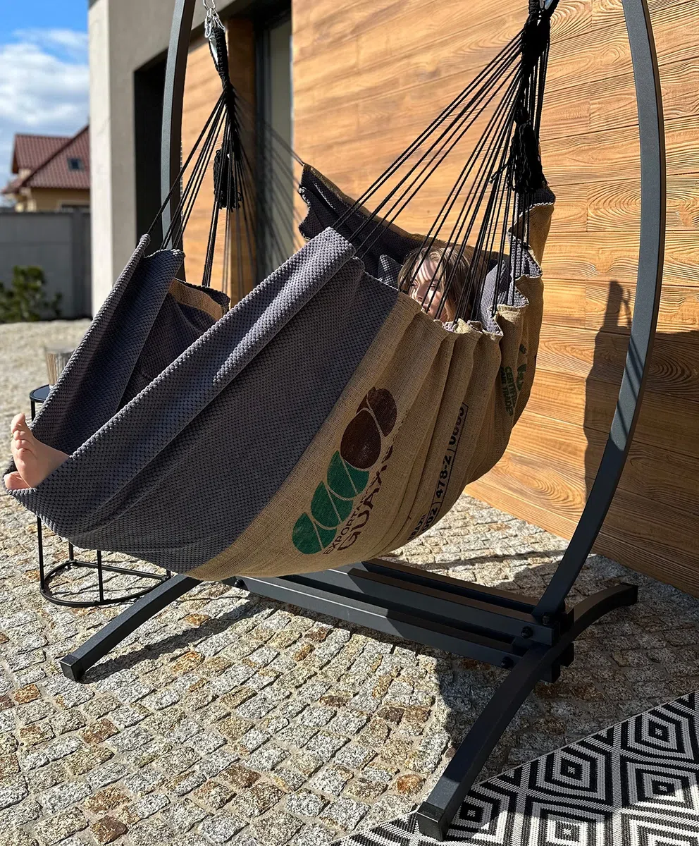 Izabell Fauteuil suspendu avec structure en acier et grands coussins – Chaise à bascule et hamac XXL pour intérieur et extérieur – fabriqué à partir de sacs en toile de jute de torréfacteurs de café