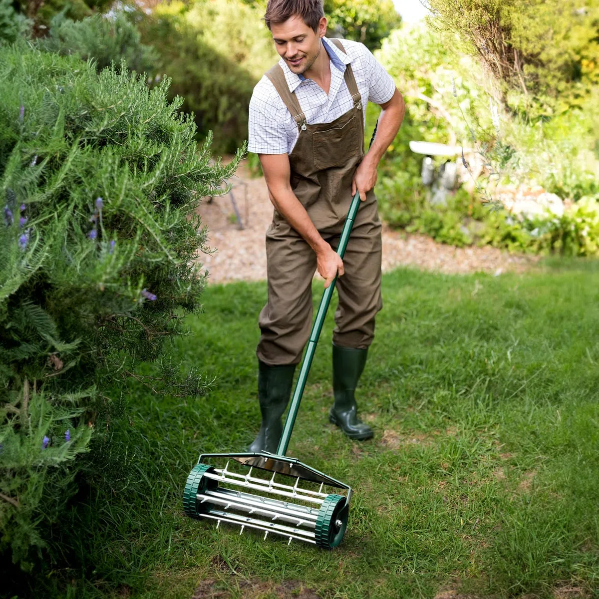 RELAX4LIFE Scarificateur Gazon Manuel avec Garde-Boue&Poignée&Rouleau à Pointes Rotatives, Rouleau Aérateur Gazon de Pelouse en Métal pour Jardin Cour Patio, Vert (avec Garde-Boue)