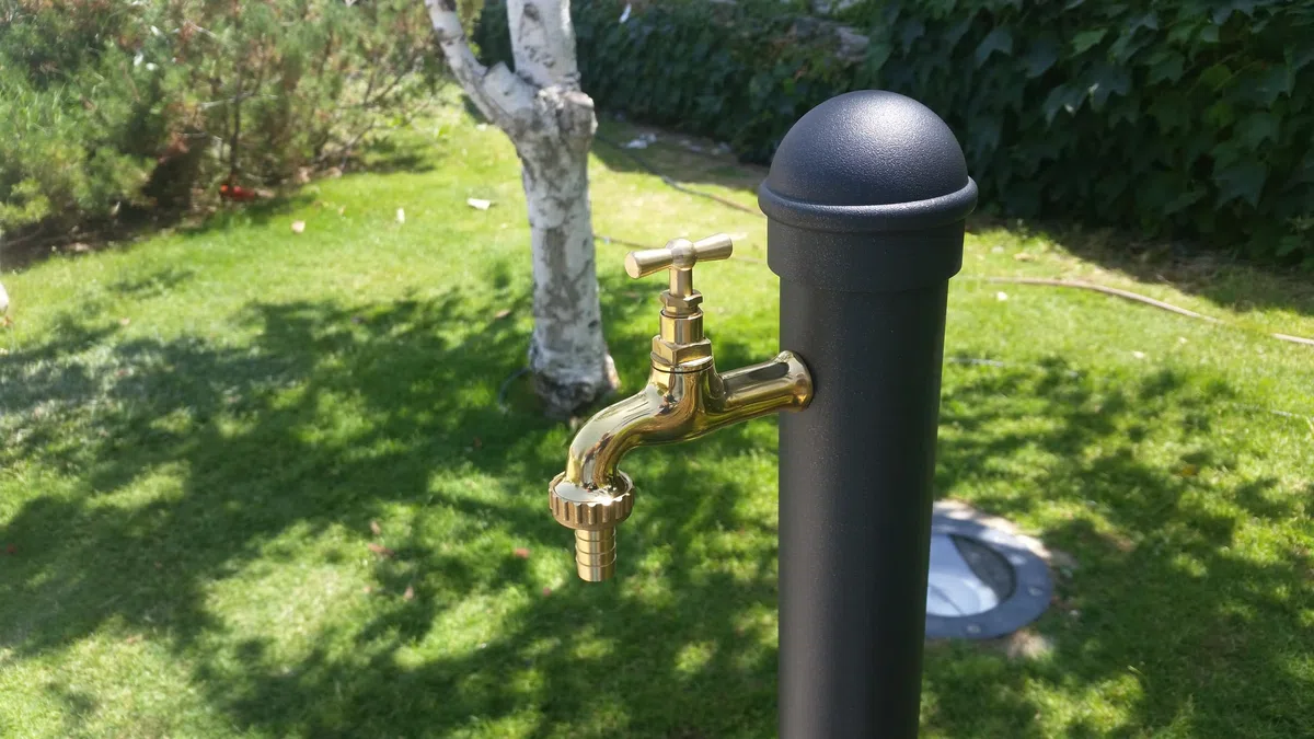 Fonderia Bongiovanni Fontaine colonne en fonte et acier avec robinet Modèle 195L pour maison, jardin extérieur, modèle Erice