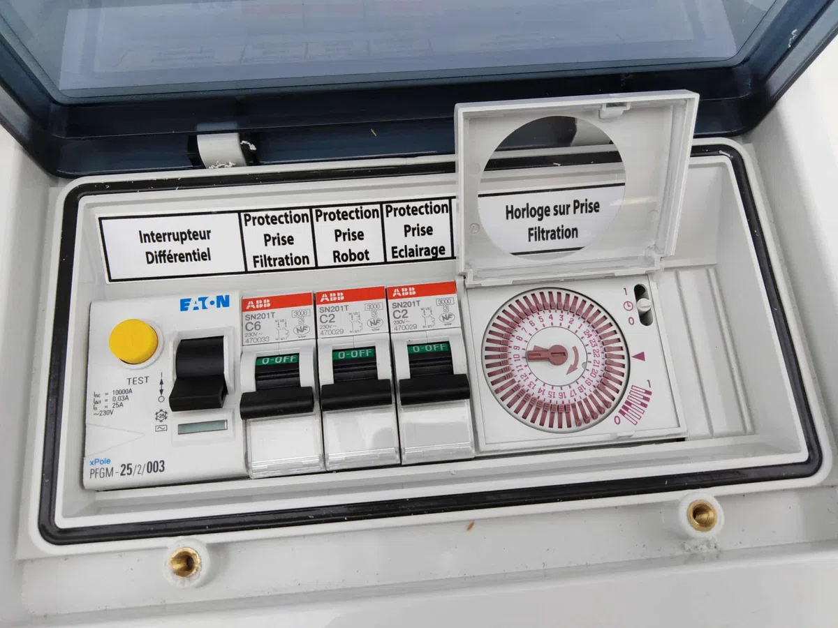 EDENEA - Coffret Electrique Piscine sur Prises - Pompe Filtration+Robot Piscine+Projecteur LED - Protection 30mA - Horloge - Idéal pour Piscine Hors Sol