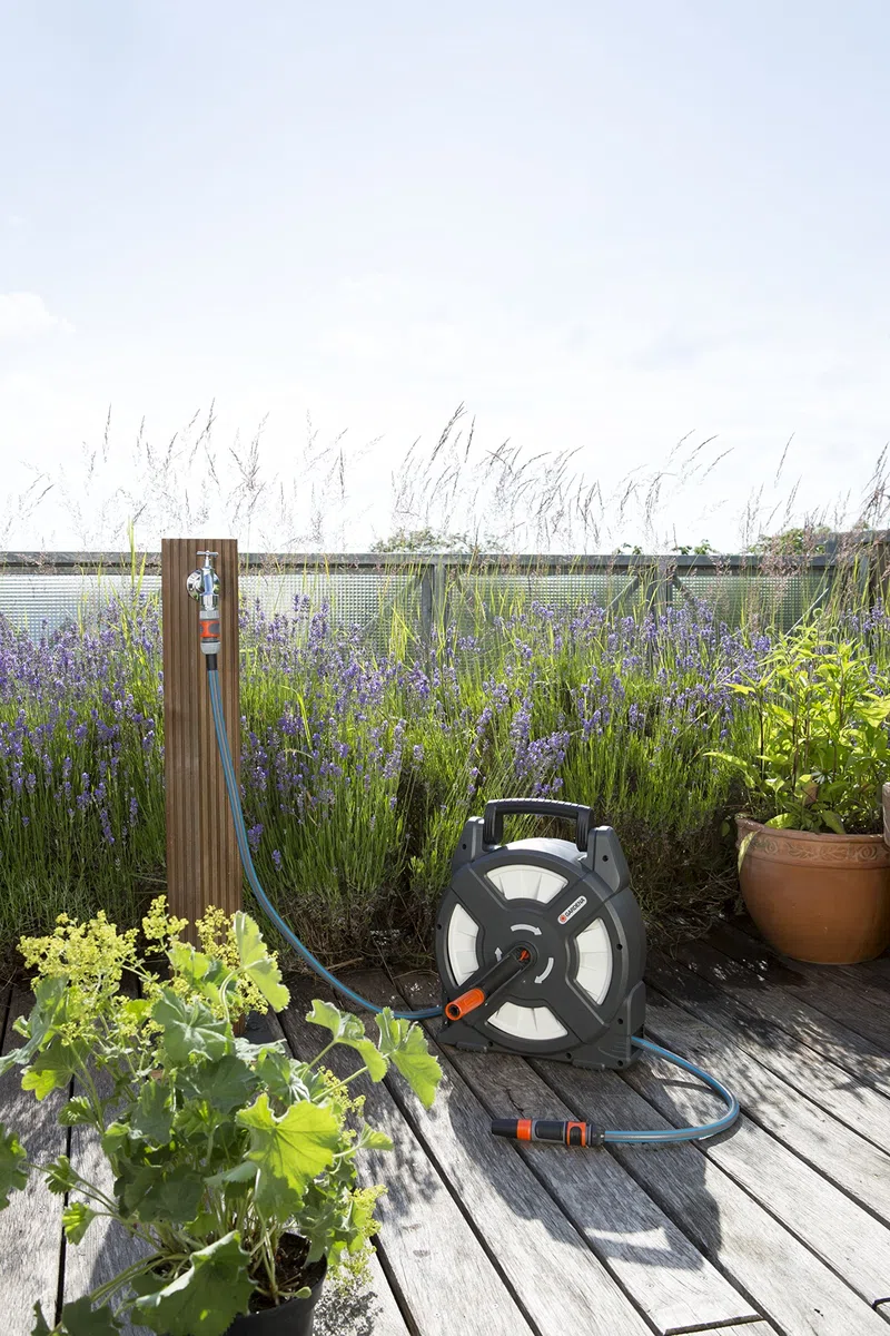 Gardena Dévidoir portable pour balcons et terrasses 10 m : dévidoir avec tuyau de 10 m, manivelle et poignée rétractables, rangement peu encombrant, pour terrasse et jardin (18400-20)