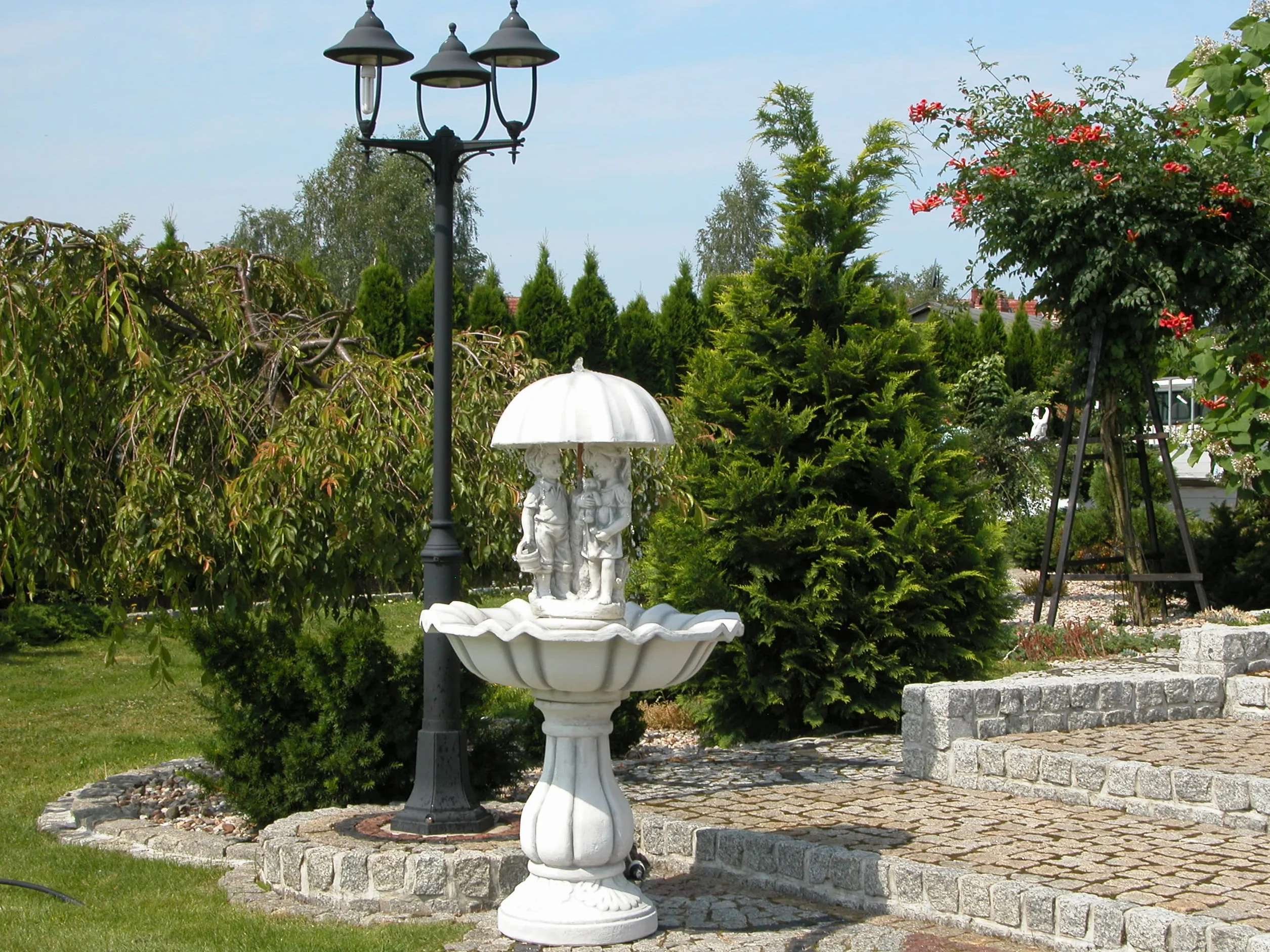 Grande fontaine d'extérieur en pierre blanche reconstituée – Résistante aux intempéries, décorative, fontaine d'eau pour enfants avec parapluie