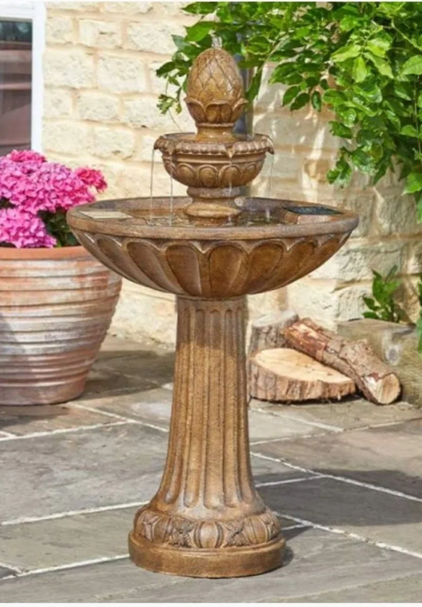 Garden Mile Fontaine à Eau Solaire - Belle Fontaine Rustique - Décoration de Jardin Solaire - Peut également Servir de Bain d'oiseaux