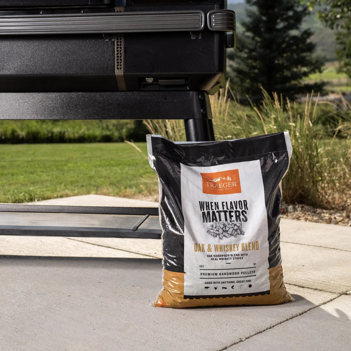 Traeger Grills Mélange de chêne et de Whisky 100% granulés de Bois Naturel pour fumoirs et Grills à granulés, Barbecue, Cuisson, rôti et Grill, Sac de 8,2 kg