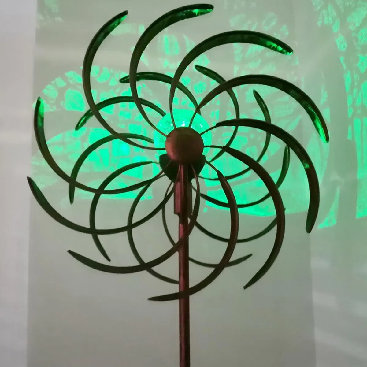 Solaire Moulin À Vent Metal,Éolienne À Vent de Jardin avec Boule de Verre à énergie Solaire à éclairage LED,éolienne Métallique Cinétique,Ornement décoratif de pelouse Moulin à Vent
