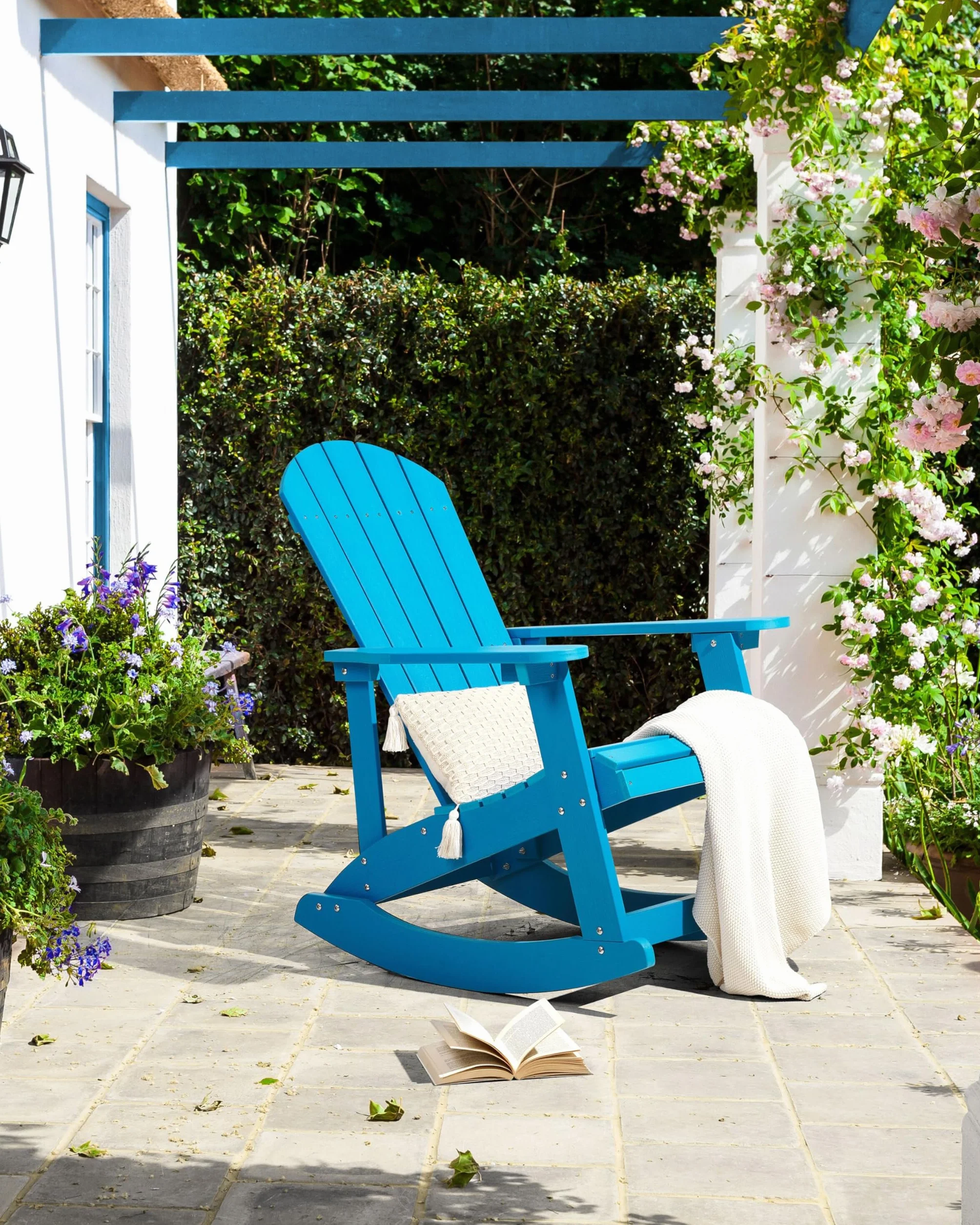 Beliani Fauteuil à Bascule de Jardin avec Lattes en Bois Synthétique Bleu Adirondack