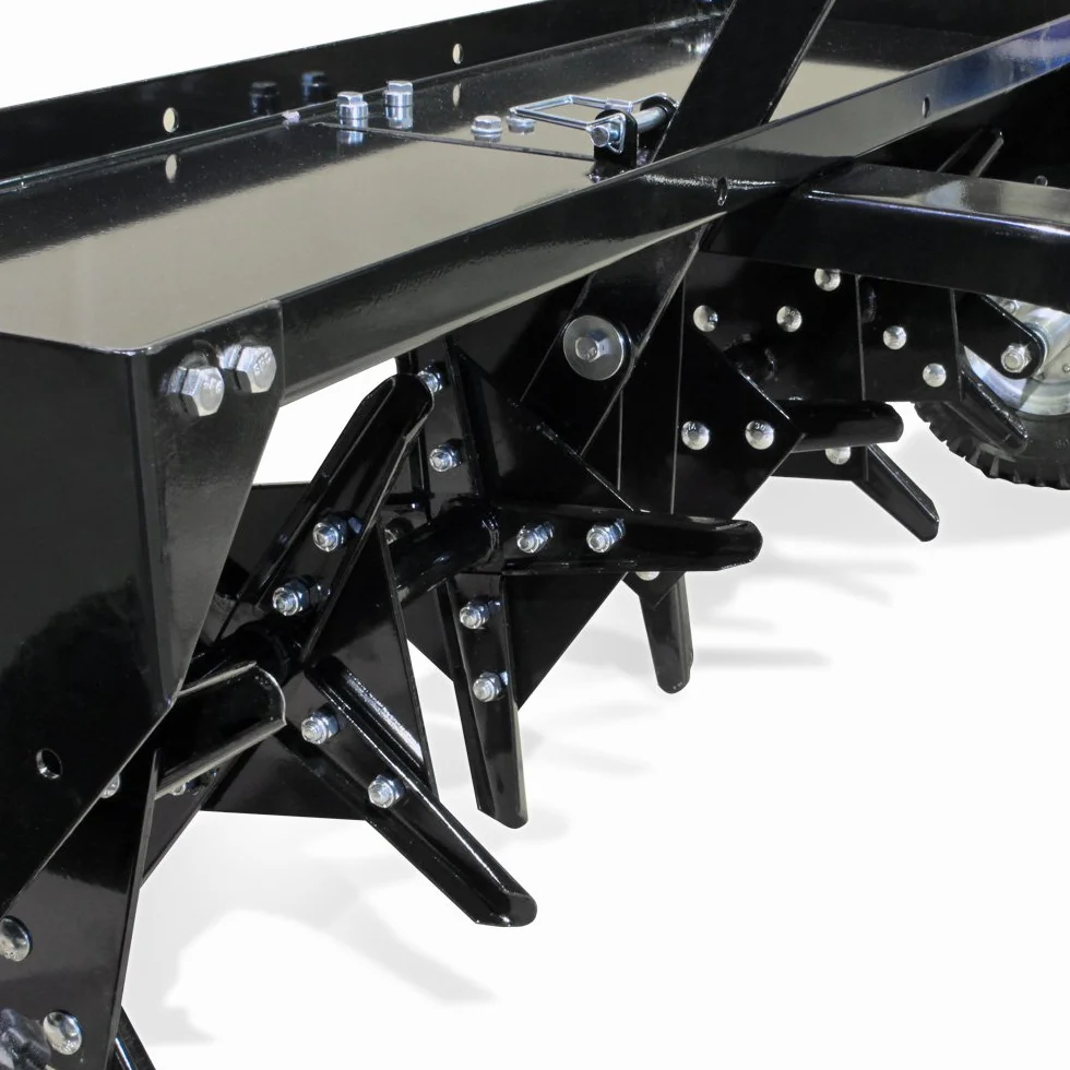 Wiltec Scarificateur tracté – 1340 x 1000 x 370 mm – Largeur de travail 90 cm – Profondeur de travail 7,6 cm – pour Tracteur-tondeuse autoportée ATV – Démousseur Émousseur Aérateur de gazon