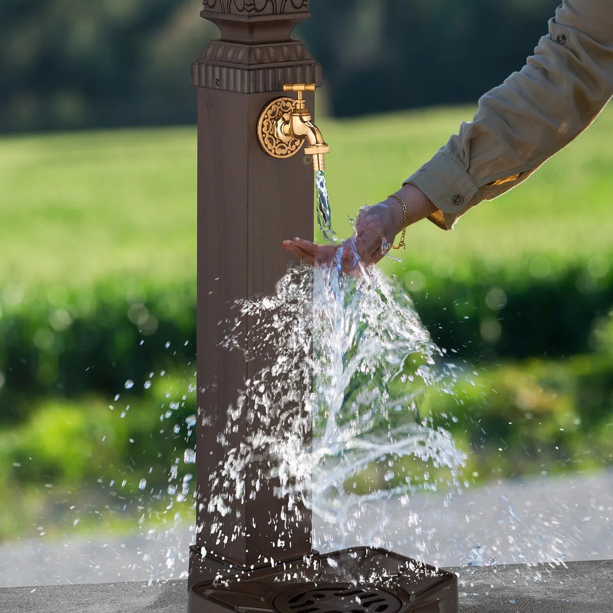 Relaxdays Fontaine extérieure pour Le Jardin ou la terrasse, Robinet, bac, H x L x P : 77 x 29 x 33,5 cm, Marron