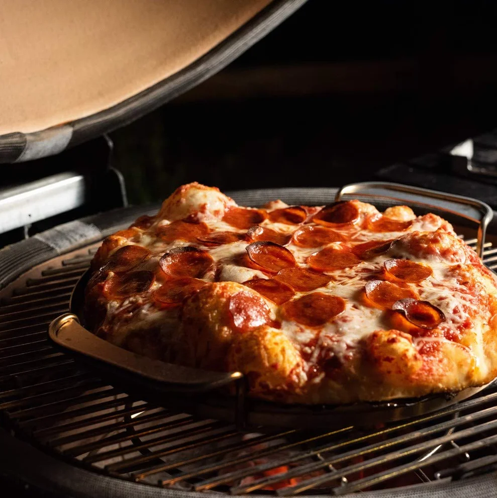 Onlyfire Pierre à Pizza 33.5 cm avec Support de Poignée pour Barbecue, Planche Plaque à Pizza, Cordiérite, Pierre de Cuisson, Accessorie pour Weber et Kamado, Remplacement pour Weber 8836, 8861